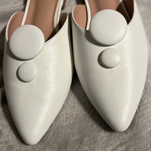 JOURNEE COLLECTION Mallorie White Pointed Toe Button Mules - Picture 6 of 6